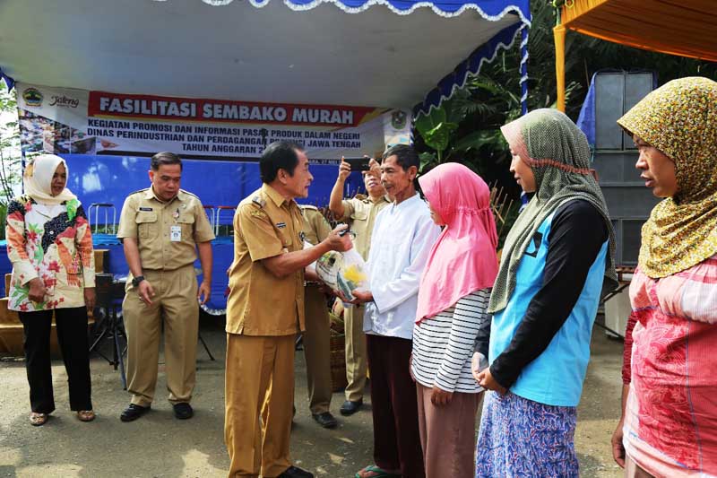 Ribuan Warga Serbu Pasar Murah