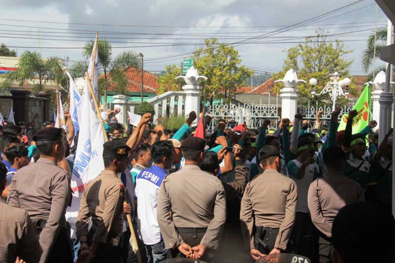 Pekerja SPKEP dan FSPMI Gerudug DPRD