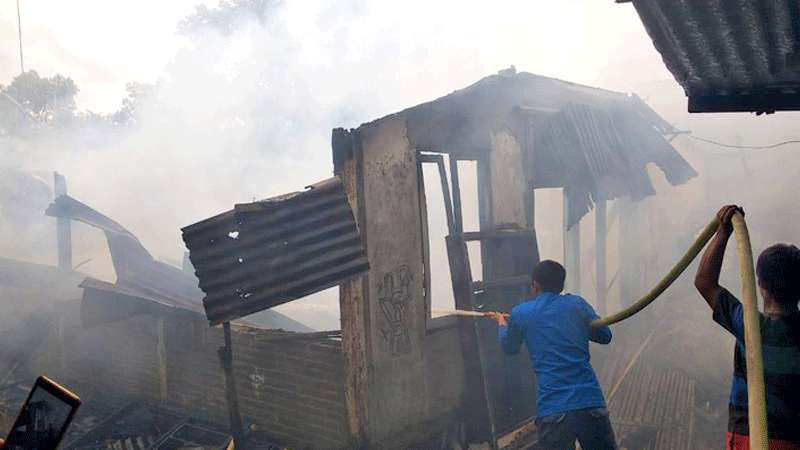 Diduga Karena Petasan, Rumah Terbakar