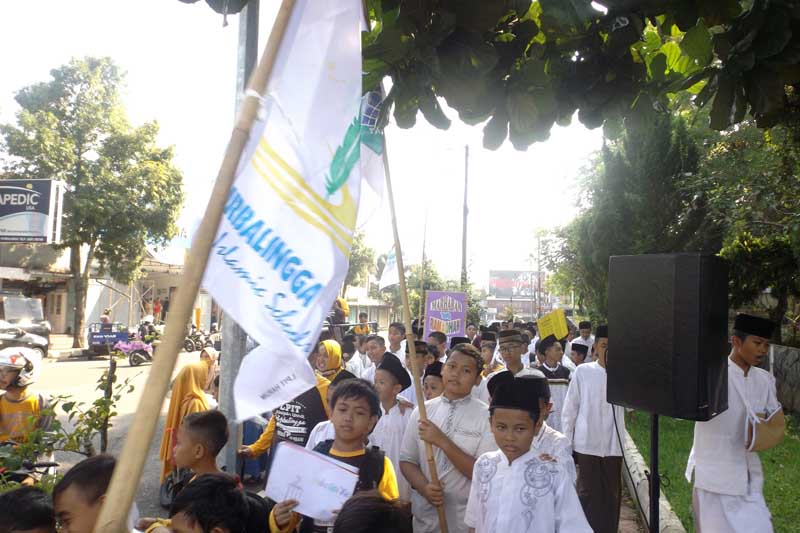 Siswa LPIT Harum Longmarch ke Taman Kota