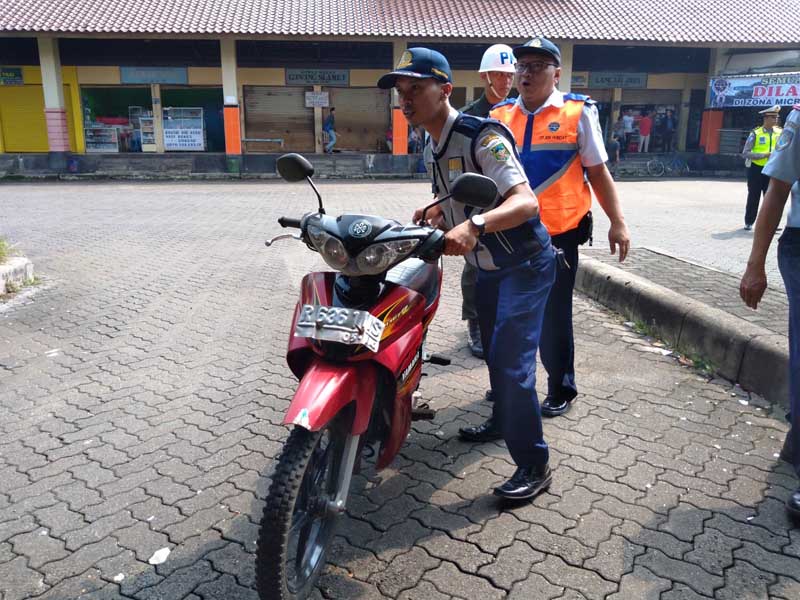 Siap Gembok Mobil Pelanggar Parkir