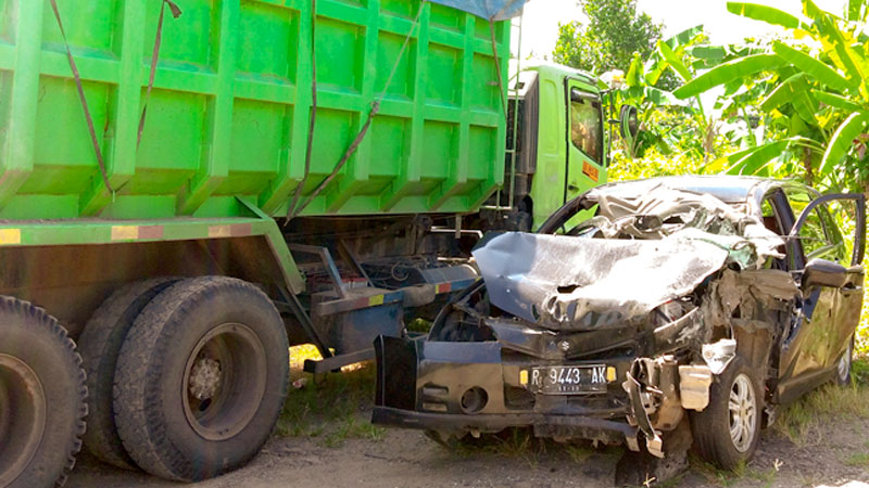 Empat Meninggal, Mobil Tabrak Truk di Ruas Jalan Jalan Kroya-Sikampuh