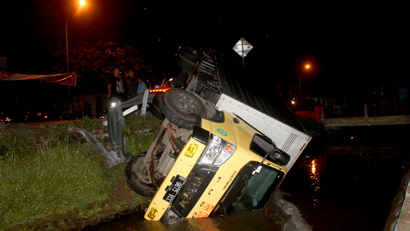 Jalan Licin, Ban Gundul, Truk Box Masuk Irigasi