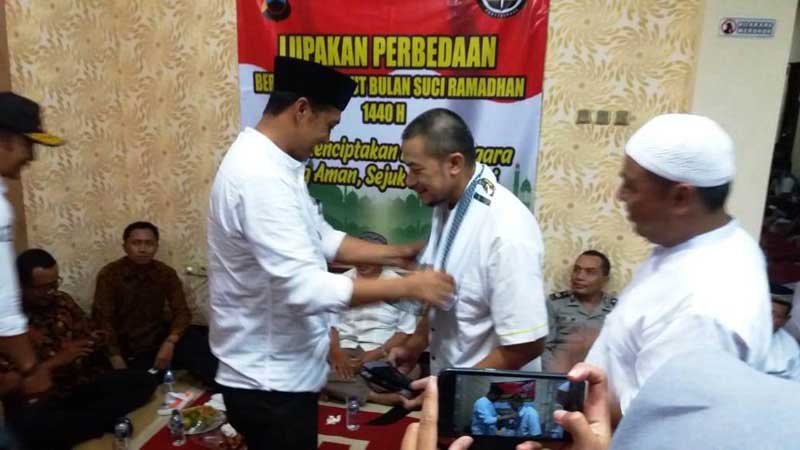 Timses 01 dan 02 Bertukar Perangkat Salat