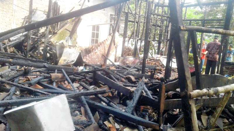 Nyalakan Lilin, Rumah Ludes Terbakar