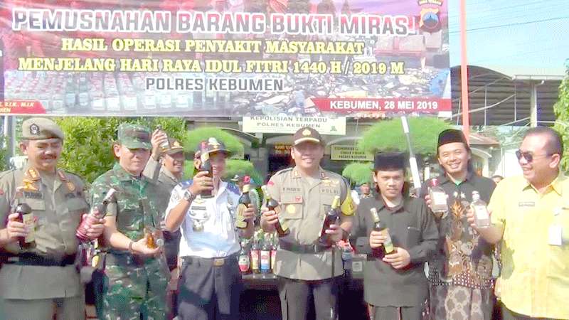 Polisi Musnahkan Ribuan Botol Miras