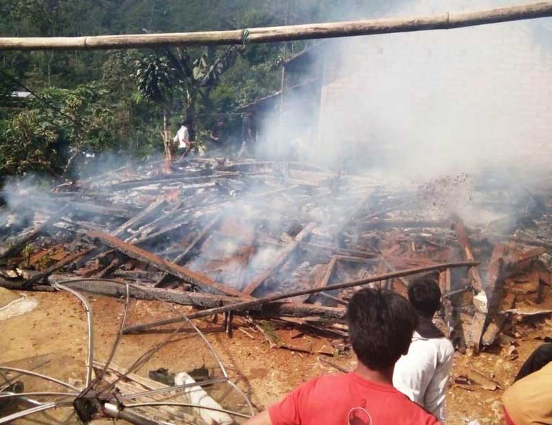 Ditinggal Pergi Penghuninya, Rumah Ludes Terbakar