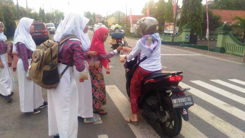 Jelang Pengumuman, Siswa Ramai-Ramai Bagi Takjil