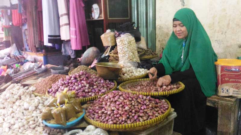 Bawang Melonjak, Pedagang Tak Berani Nyetok Banyak