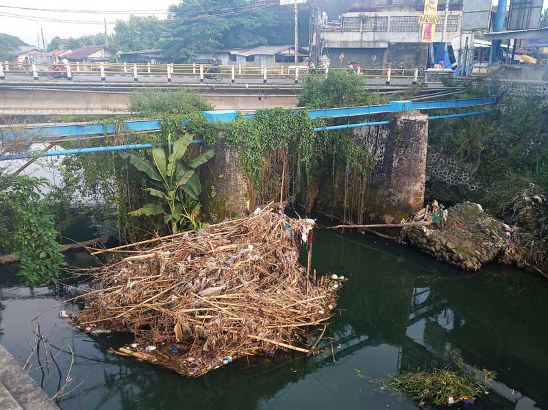 Sampah di Sungai Pelus Menumpuk