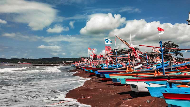 Khawatir Gelombang Tinggi, Sebulan Tak Melaut