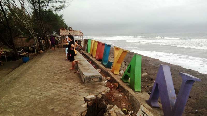 Gelombang Tinggi Berlangsung Sepekan, Pantai Sepi