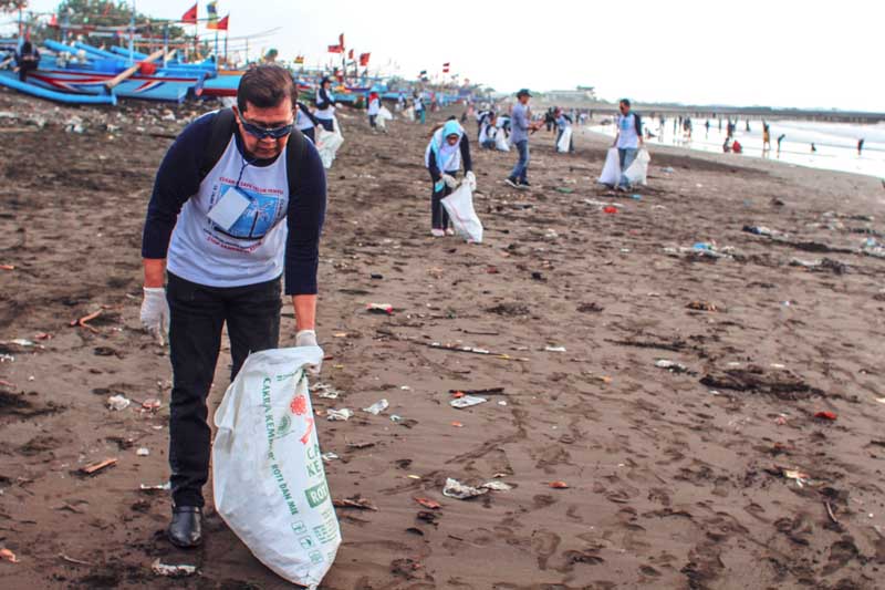 Sampah Teluk Penyu Sampai Tiga Truk