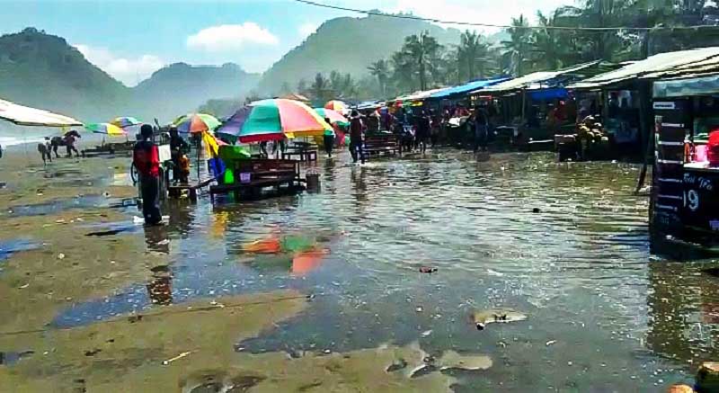 Warung Pinggir Pantai Rusak Dihempas  Gelombang