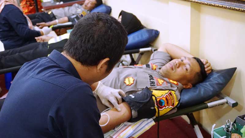 Ratusan Orang Ikuti Donor Darah HUT Bhayangkara