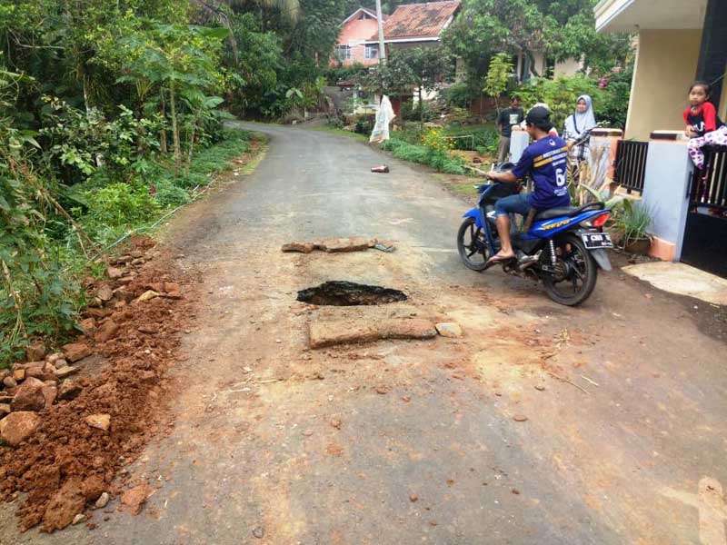 Gorong-Gorong Ambruk, Lalu Lintas Tersendat