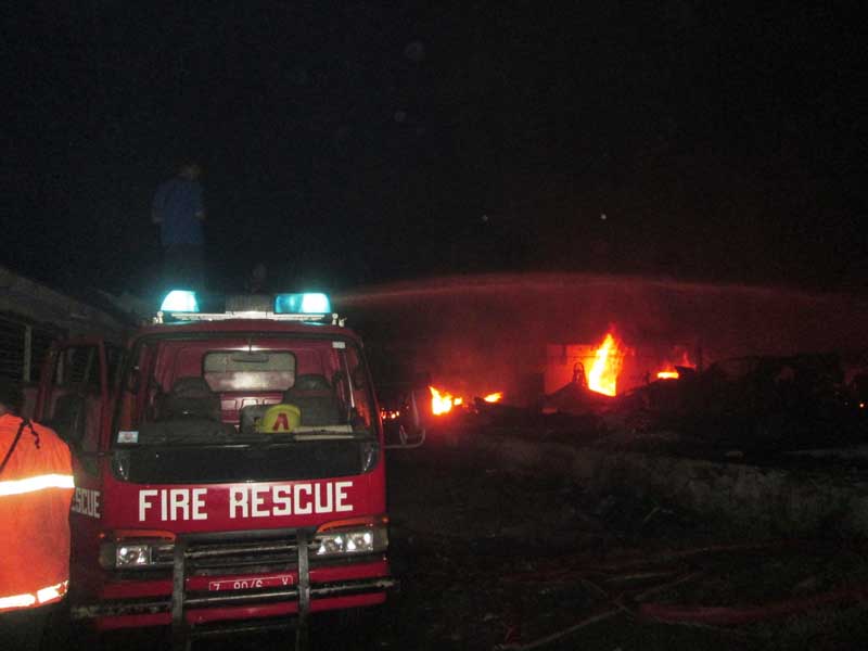 Tak Dijaga, Pabrik Kayu Ludes Terbakar