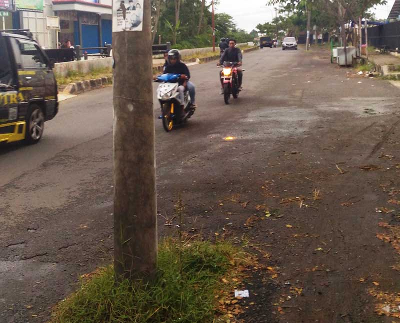 Tiang Listrik Ditengah Jalan, Kok Bisa?