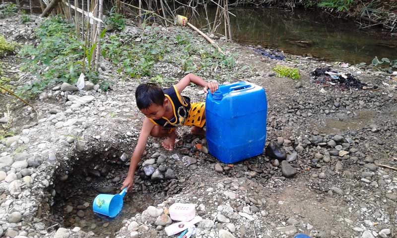 Kemarau, Warga Terpaksa Minum Air Sungai