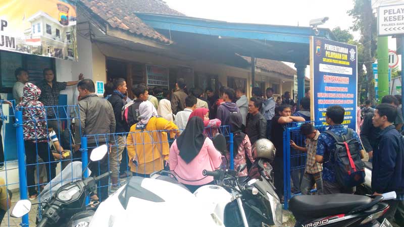 Antrean Perpanjangan SIM Meluber