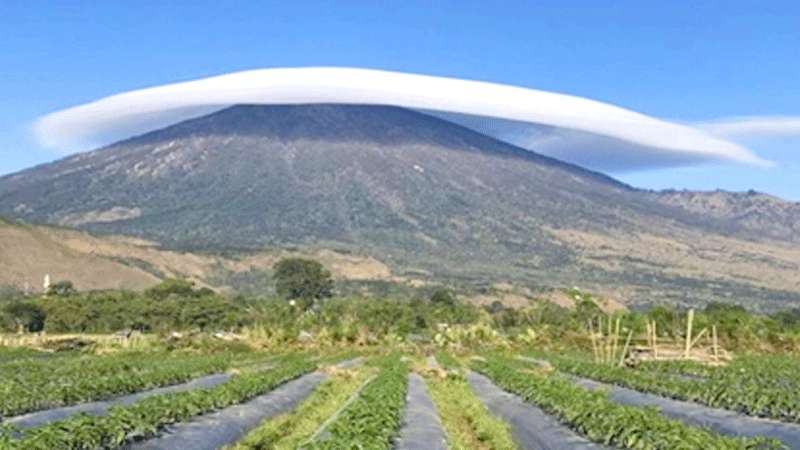 Awan Bertopi Muncul di Gunung Rinjani