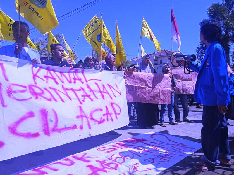 Penetapan APBD Perubahan Diwarnai Demo