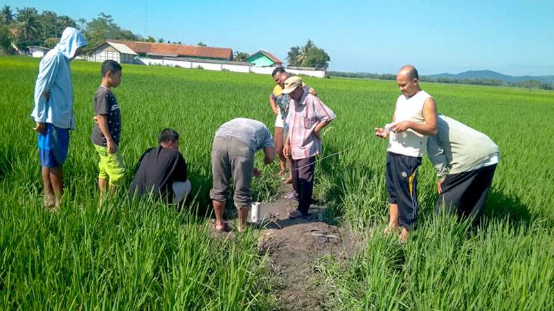 Warga Kroya Gali Sumur Bor, Keluar Gas Campur Lumpur