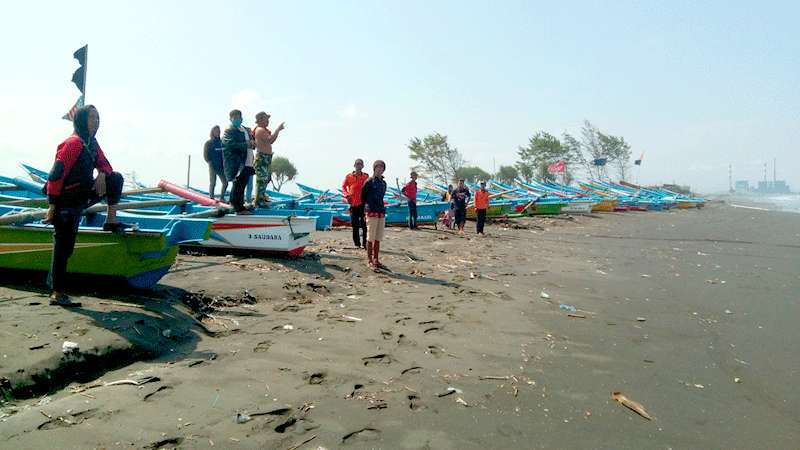 Main di Pantai Kemiren, Remaja Terseret Ombak