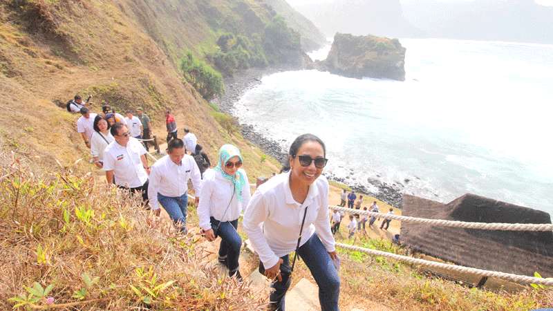 Menteri Rini Terpesona Pantai Menganti