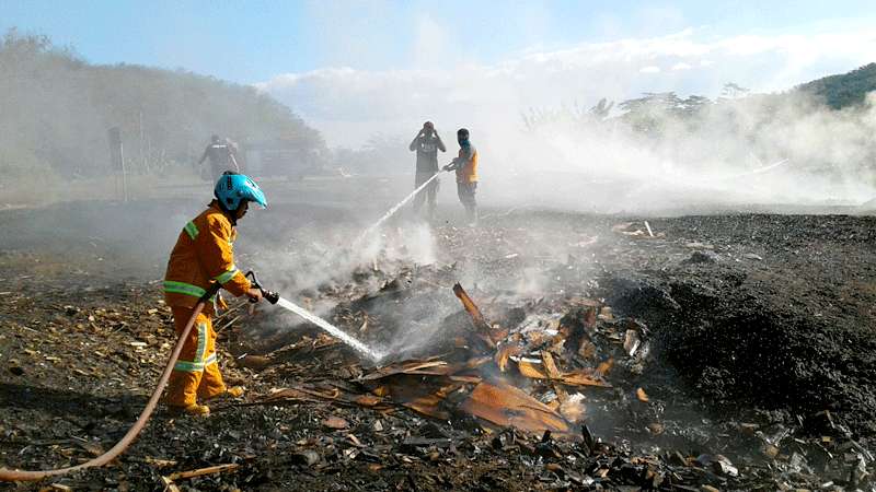 Pembuangan Limbah Pabrik Kayu Terbakar