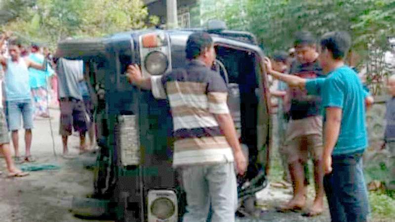 Pikap Rombongan Kondangan Terguling