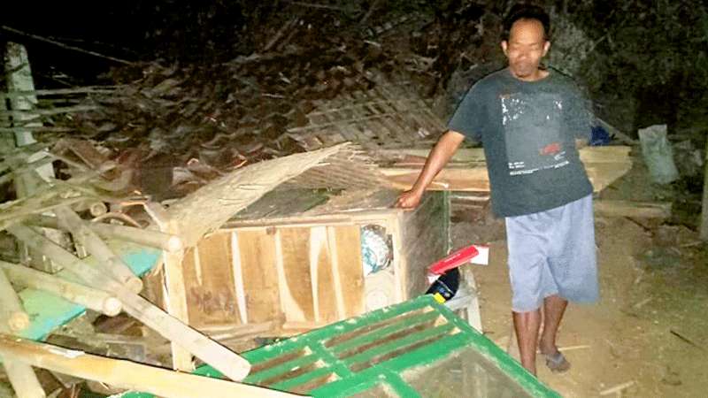 Rumah Warga Desa Sawangan, Kecamatan Ajibarang Tiba-Tiba Roboh