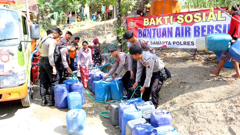 Warga Karanggayam Cari Air Hingga Bukit