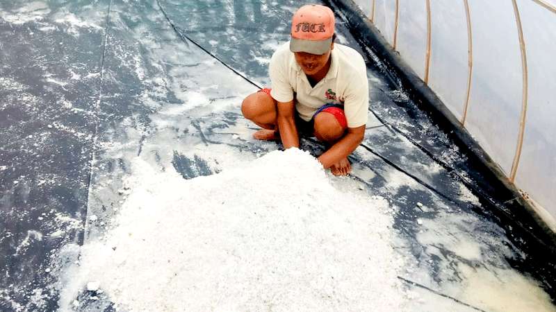 Warga Tanggulangin Produksi Garam Rakyat