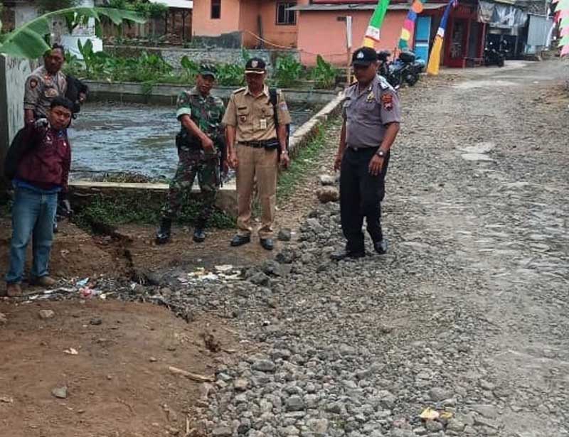 Waduh, Jalan dan Kolam Tiba Tiba Retak