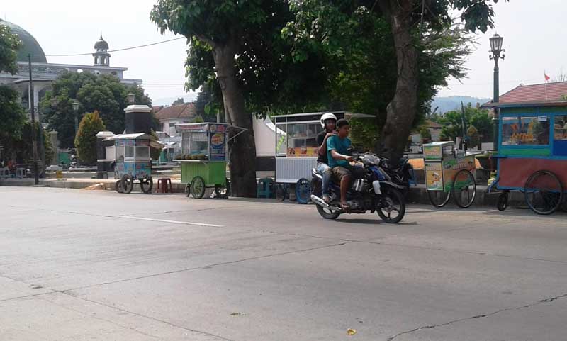 PKL Tumbuh Pesat di Jalan Protokol