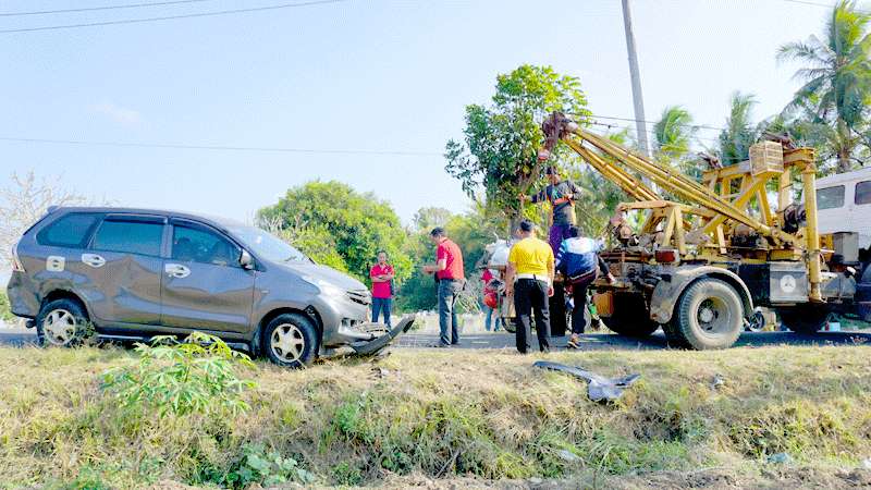 Mobil Wisawatan Nyungseb Masuk ke Kuburan di Kecamatan Kuarasan Kebumen