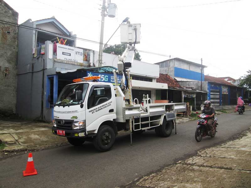 Perabasan Peneduh Andalkan Crane PJU