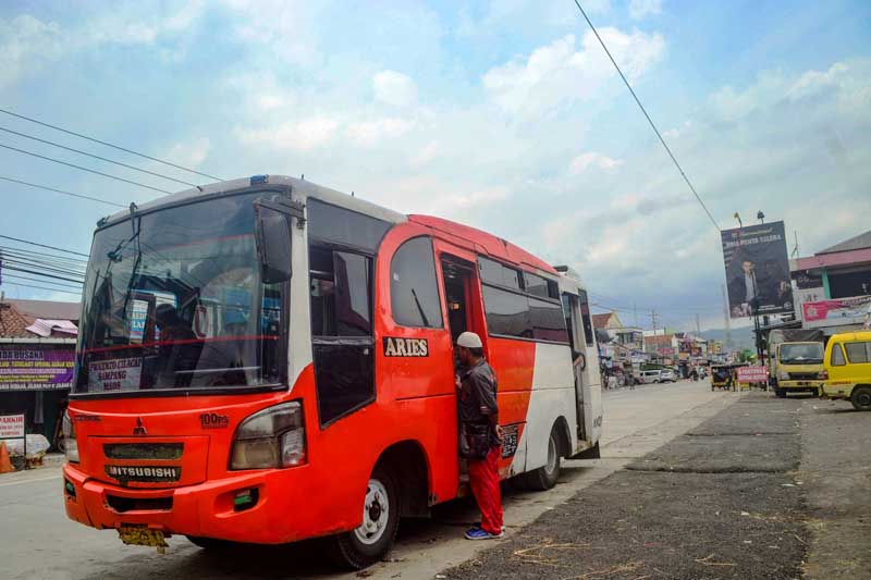 Pengunjung Keluhkan Bus Parkir di Area Pasar