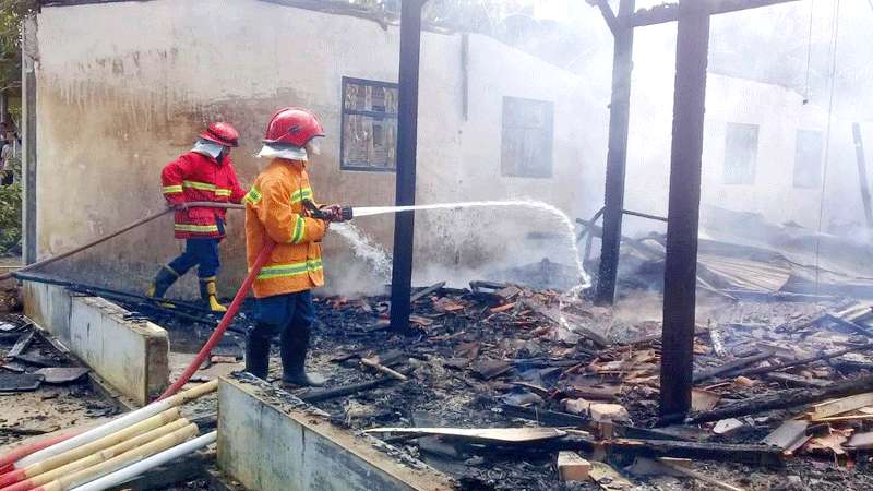 Rumah Kadus 2 Desa Danasri Ludes Terbakar