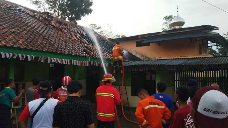 Diduga Korsleting, Ruang Kelas MI Terbakar