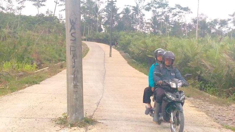 Berbahaya, Tiang Listrik di Tengah Jalan