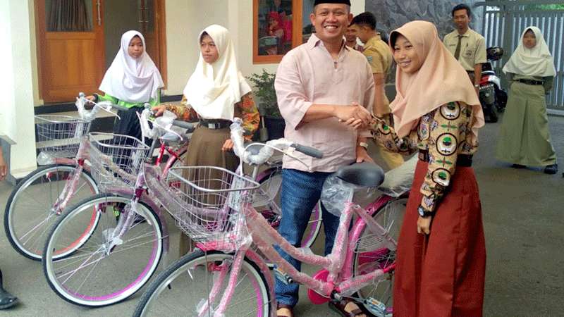 Wabup Kebumen Bagi-Bagi Sepeda