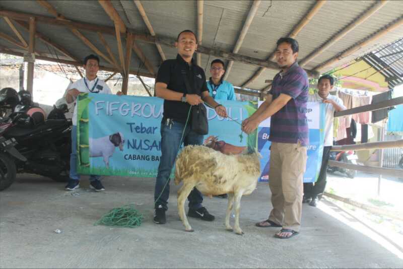 FIFGROUP Salurkan Hewan Qurban untuk Masjid Sekitar