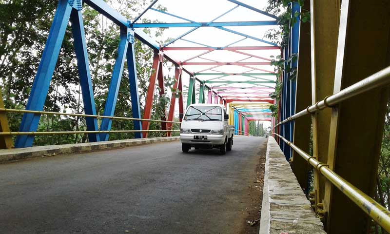 Akses ke Jembatan Pelangi Rusak