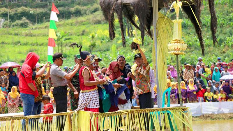 Festival Rawapusung Cukur Rambut Gembel