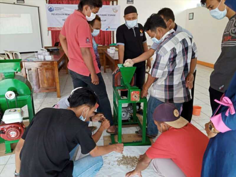 Pertamina TBBM Maos Beri Pelatihan Pengolahan Limbah Bulu Ayam