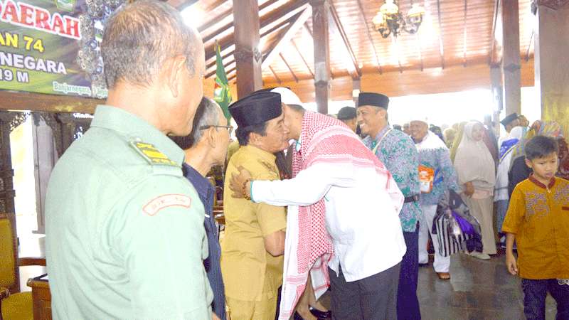 Jamaah Haji Banjarnegara Disambut Sujud Syukur