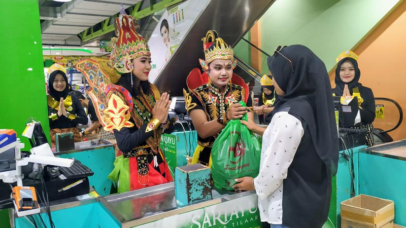 Karyawan LB Swalayan Berkostum Wayang Peringatan Hari Pelanggan