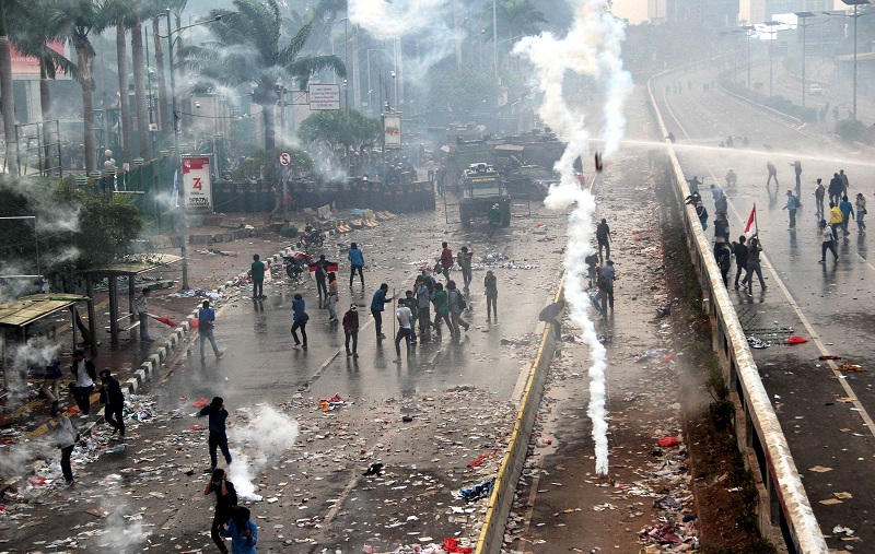Demo Kemarin, Enam Anak Hilang, Pos Polisi Dibakar